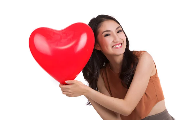 Asyalı güzel kız ve kırmızı bir kalp — Stok fotoğraf