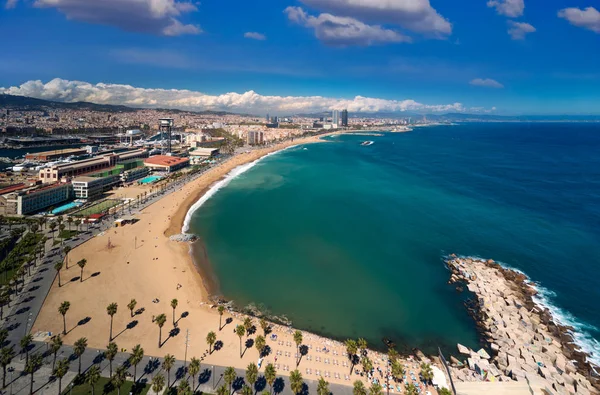 Barcelona beach och barcelona city — Stockfoto