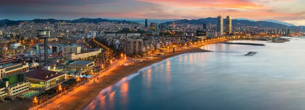 Παραλία της Βαρκελώνης, στην Ανατολή του ηλίου — Φωτογραφία Αρχείου