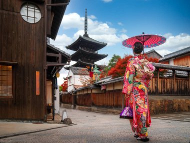 Japon kız Kyoto 'da eski pazar ve ormanlık arazide yürüyor. 