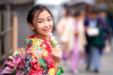 Geleneksel kimono elbiseli Japon kız.
