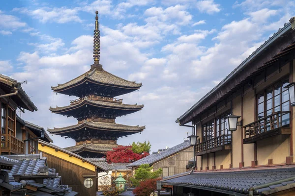 Passerella a Kyoto casa tradizionale e vecchio mercato con Yasaka Pag — Foto Stock