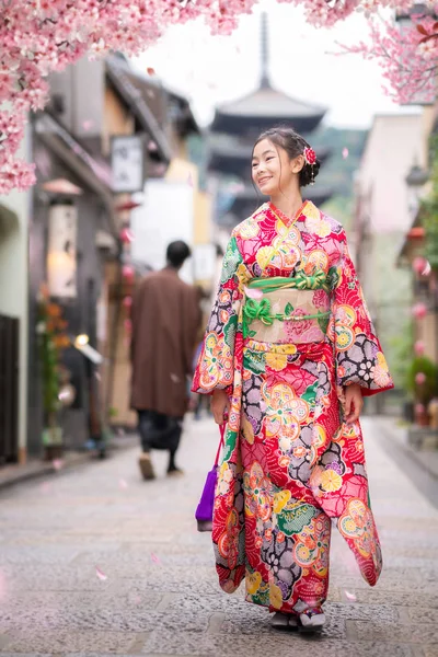 Giapponese ragazza passeggiata in kyoto vecchio mercato e boscoso yasaka pagoda — Foto Stock