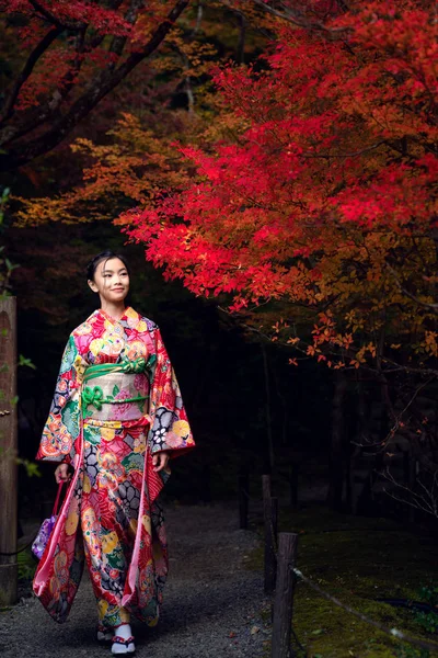 Japanese girl in traditional kimono dress walk in kyoto old temp — Stock Photo, Image