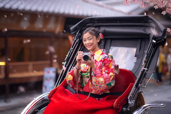 Japonesa chica tomar una foto por su cámara y sentarse en tradicional —  Fotos de Stock
