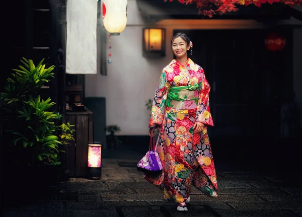 Japannese ragazza con abito da kimono — Foto Stock