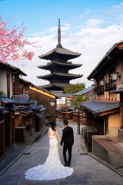 Sposa giapponese stand sulla lettura a Yasaka pagoda — Foto Stock