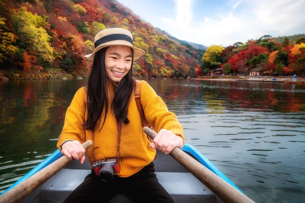 アジアの女の子はパドルでリラックスし、嵐山の川でボートを借りる — ストック写真