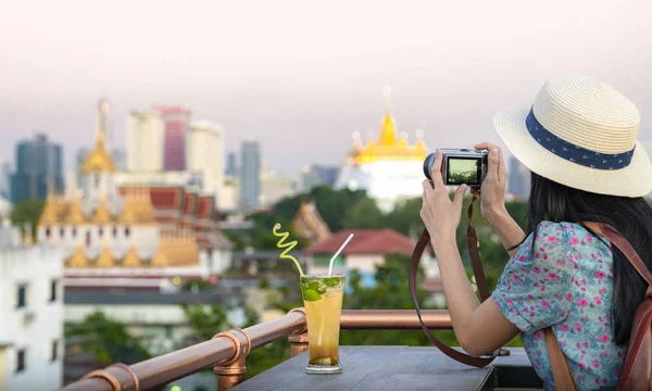 Asyalı kız Bangkok 'ta çatı katında rahatla ve keyfine bak. — Stok fotoğraf