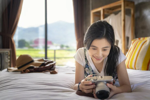 Chica tailandesa relajarse en la cama habitación con el país — Foto de Stock