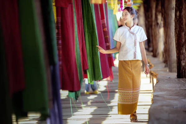 Ragazza tailandese in costume tradizionale lanna viaggio in tessuto lamduan — Foto Stock