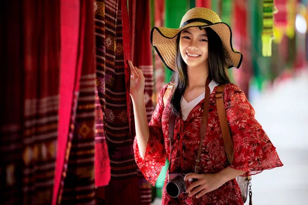 Asiatische Mädchen Spaß und Spiel in lamduan gewebten Tuch Café — Stockfoto