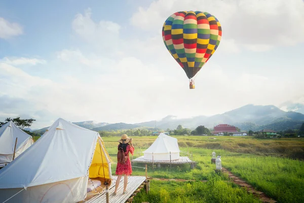 Asian girl take a hot air balloon photo by camera in Countryside — 图库照片