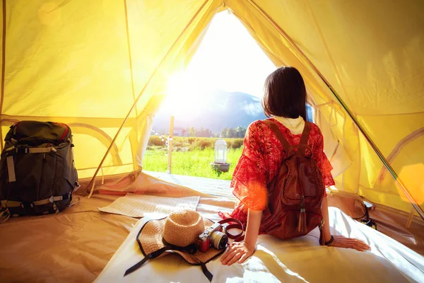 Asiatico ragazza relax dentro tenda — Foto Stock