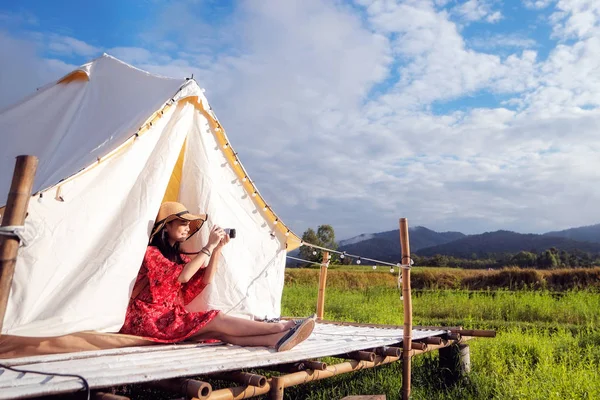 Menina asiática tirar uma foto por câmera no campo homestay — Fotografia de Stock