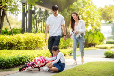Daughter attemp to play a bicycle and got an acciden