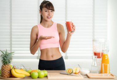 Asyalı kız meyve suyu yapmak için malzeme hazırla.