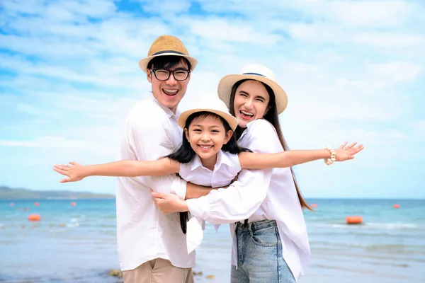 Família feliz na praia — Fotografia de Stock