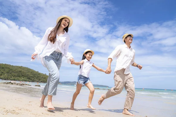 Família Asiática Divertindo Correndo Uma Praia Areia Pattaya Tailândia — Fotografia de Stock