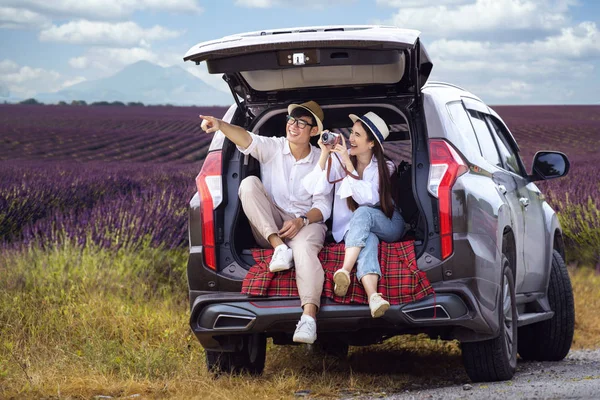 Asiático casal viajar por um carro em lavanda campo — Fotografia de Stock