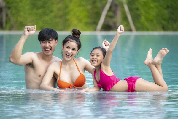 Asiatische Familie spielen mit Ihre Tochter in ein Schwimmbad — Stockfoto