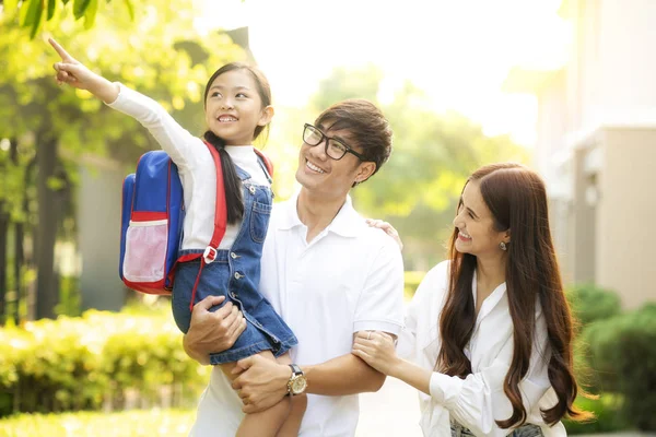 Азиатская семья ходит в школу вместе — стоковое фото
