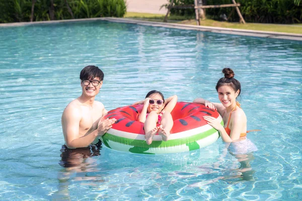 Asiática familia jugar con su hija en un piscina —  Fotos de Stock