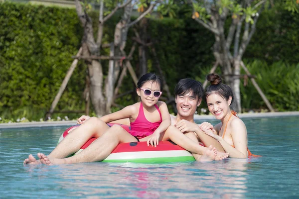 Ασιατική οικογένεια παίζει με την κόρη της σε μια πισίνα — Φωτογραφία Αρχείου