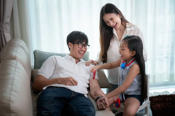 Pai feliz e filha jogando médico — Fotografia de Stock