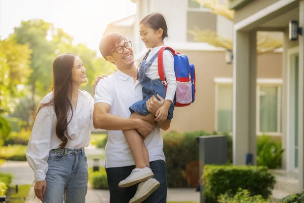 Famille asiatique aller à l'école ensemble — Photo