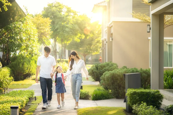 Asiatisk familj går i skolan tillsammans, kan denna bild använda för educa — Stockfoto