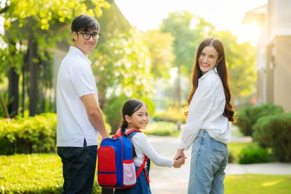 Азиатская семья ходит в школу вместе — стоковое фото