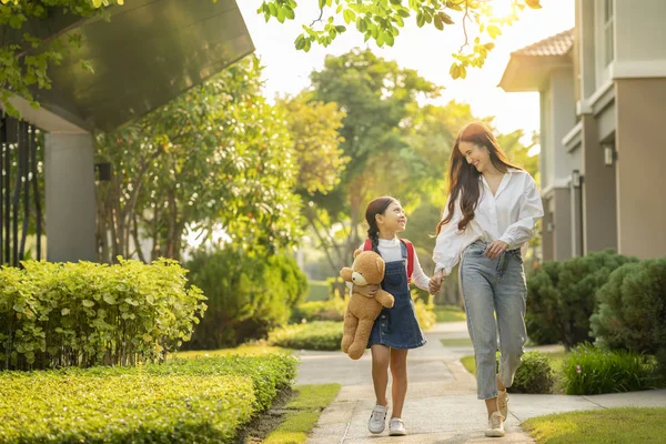 Asiatico prescolare ragazza camminare con suo madre a andare a scuola — Foto Stock