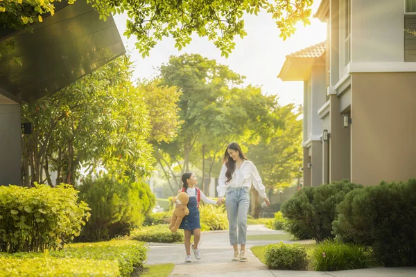 Asiatico prescolare ragazza camminare con suo madre a andare a scuola — Foto Stock