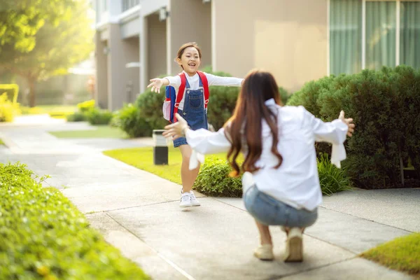 Asiática filha correr para sua mãe depois de voltar de seu presch — Fotografia de Stock