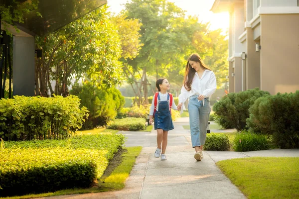 Asiatico prescolare ragazza camminare con suo madre a andare a scuola — Foto Stock