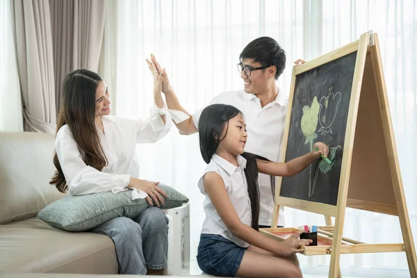 Asiático família feliz feliz — Fotografia de Stock