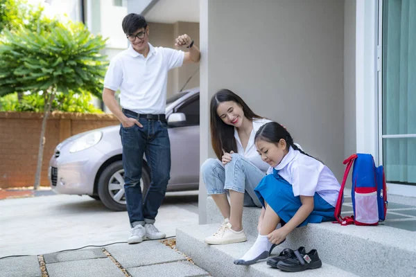 Asyalı baba, anne ve kız okula gitmek için hazırlanın. — Stok fotoğraf