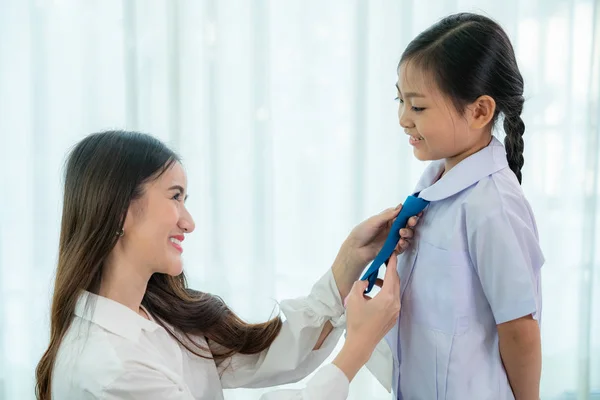 Asiatische Mutter erhalten Ihr Tochter bereit zu Schule — Stockfoto