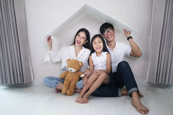 Conceito habitação um jovem asiático família — Fotografia de Stock