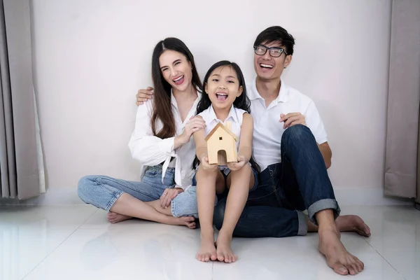 Concept huisvesting van een jonge Aziatische familie — Stockfoto