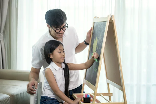 Asiatische Lehrer lehren er student zu zeichnen eine Blume in ein blackbord i — Stockfoto