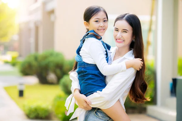 Mother and  her daugter play togather in front of her home — Stock Photo, Image