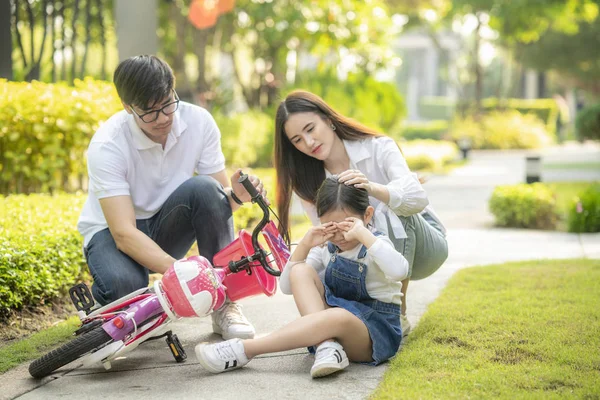 Bisiklet kazasından dolayı ağlayan ve yaralanan kız çocuğu.