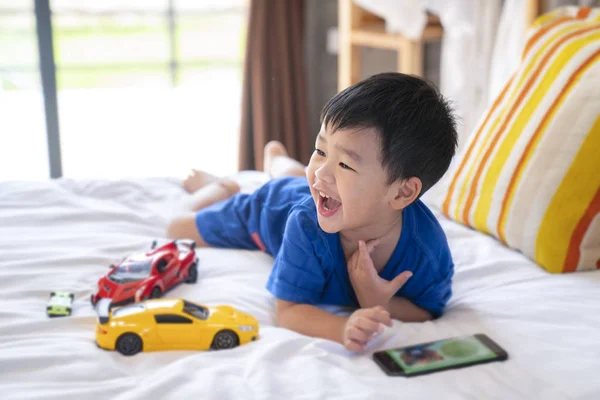 Asiatische junge Spaß und spielen ein Spielzeug und smart phone — Stockfoto