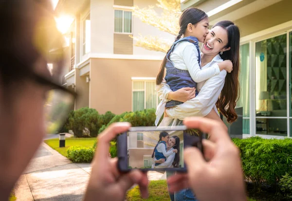 Padre madre e hija toman una foto para reunirse por teléfono inteligente —  Fotos de Stock