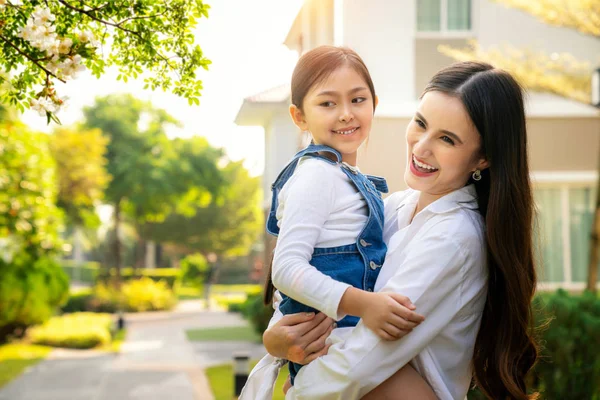 Moeder en haar dochter spelen togater in huis tuin met zonsopgang — Stockfoto