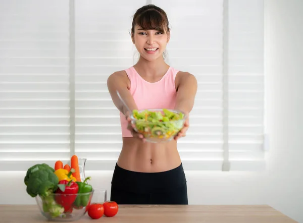 Menina asiática comer comida limpa após o exercício em casa — Fotografia de Stock