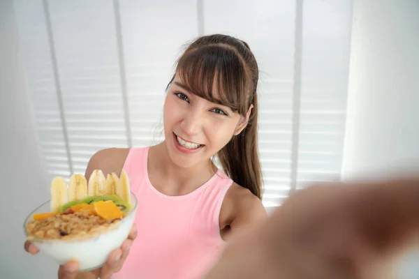 Asian girl take a selfie with clean food after exercise in fitne — Stockfoto