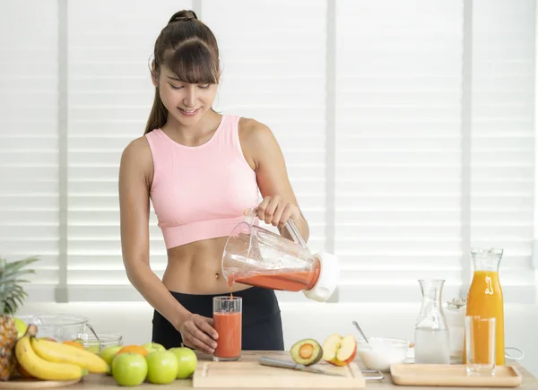 Asiatisk flicka förbereda material för att göra en smoothie juice — Stockfoto